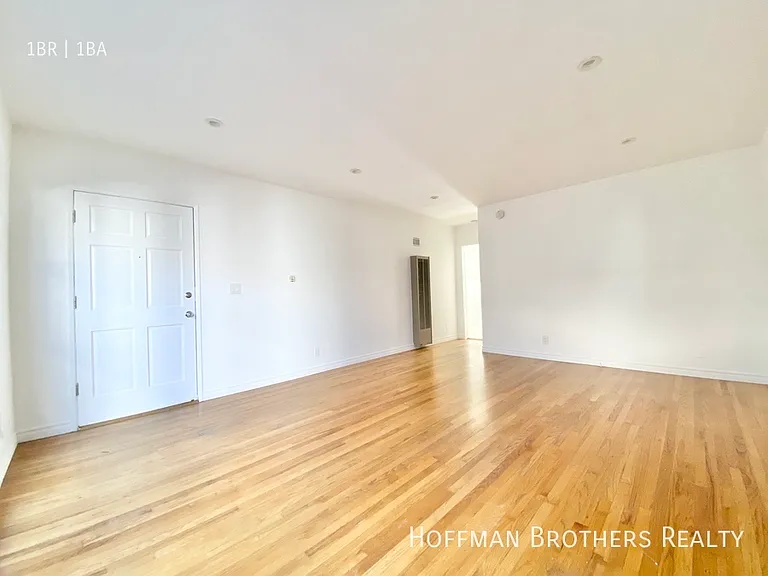 2201 Oak St #B — Photo 2