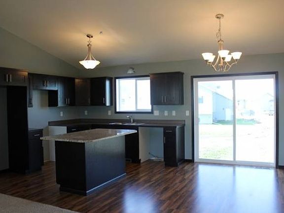 4th image of 733 35th Ave E