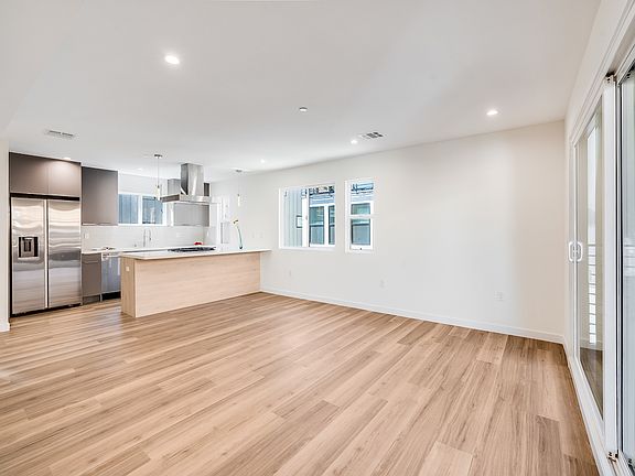 4th image of 1345 Seward St #1
