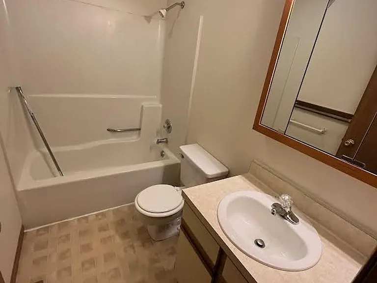 Two bedroom, 1 bathroom, patio — Photo 23