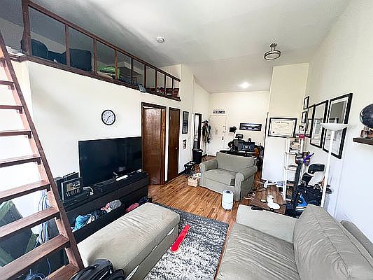 3rd image of 162 W 80th St APT 5B