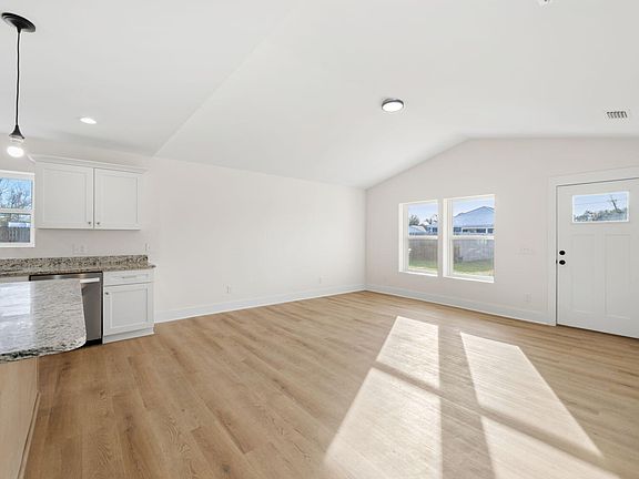 4th image of 719 Arrow St