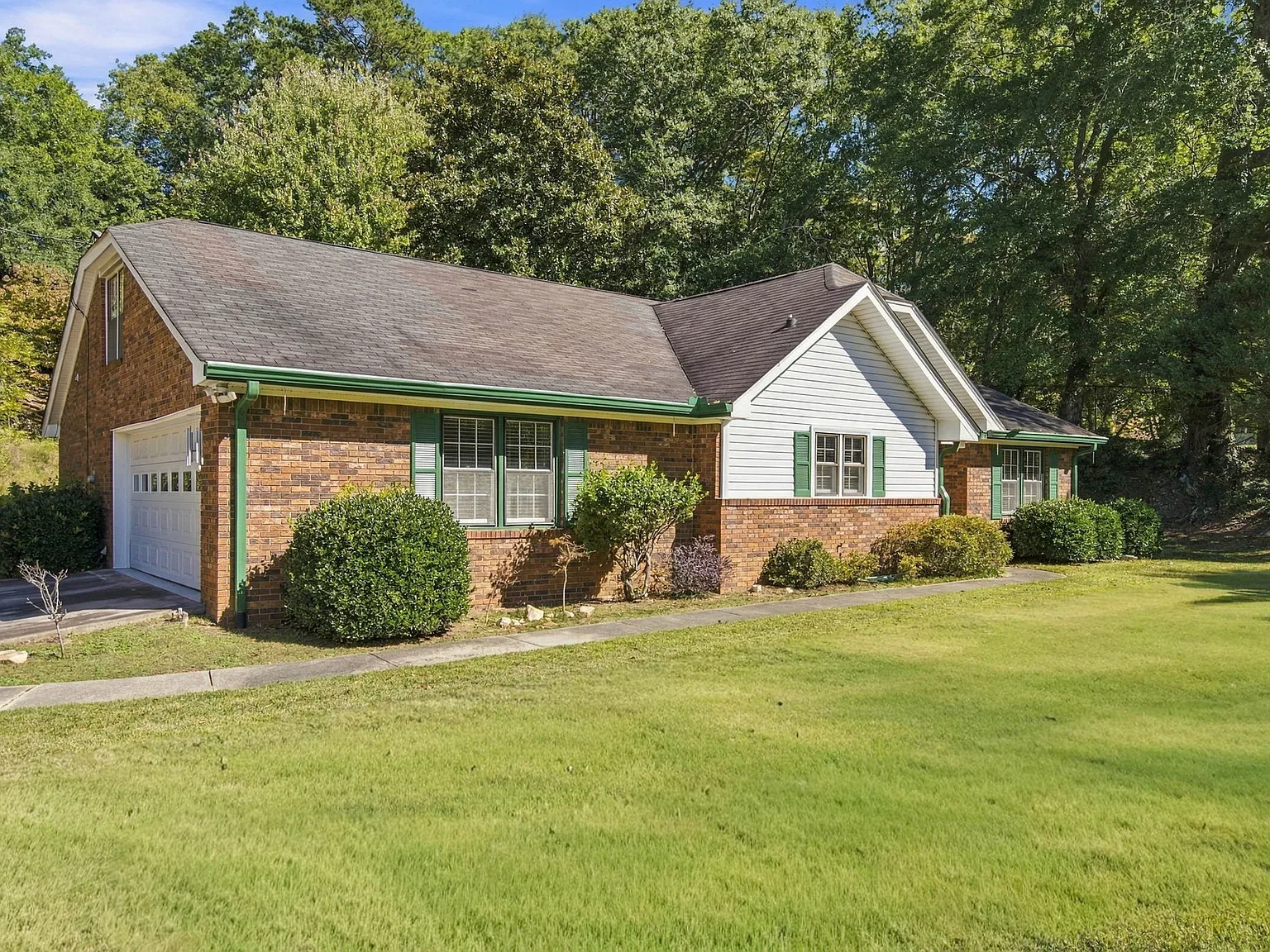 5 bed, 2.5 bath, 2687 sqft, $2,500 — Photo 2