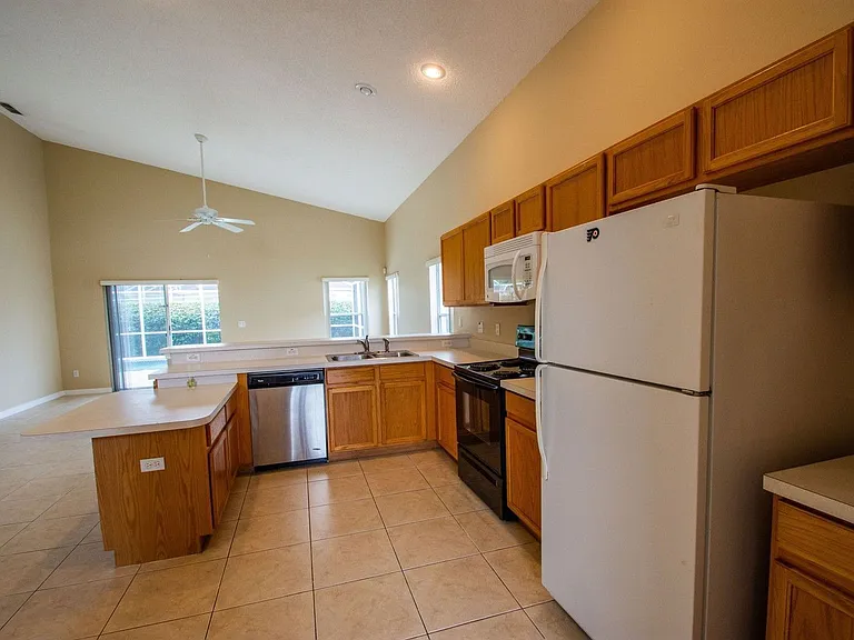 421 Lockbreeze Dr — Photo 9