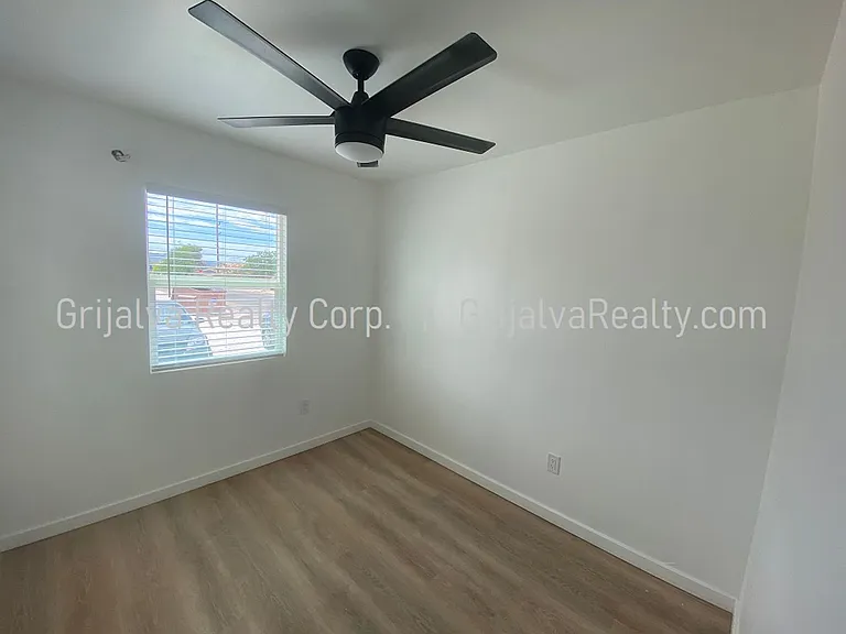 1030 Lee — Photo 10