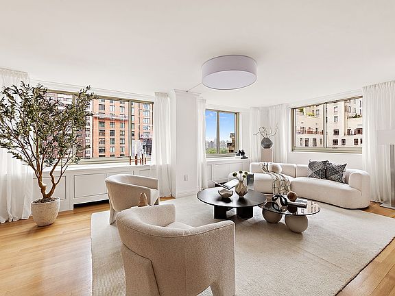 3rd image of 30 W 63rd St APT 19CD
