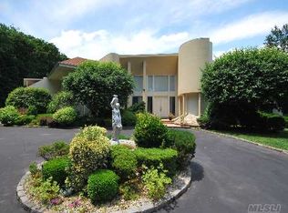 1 Danton Ln S, Locust Valley, NY 11560