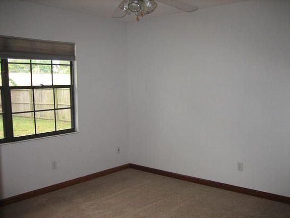 Bedroom with carpet