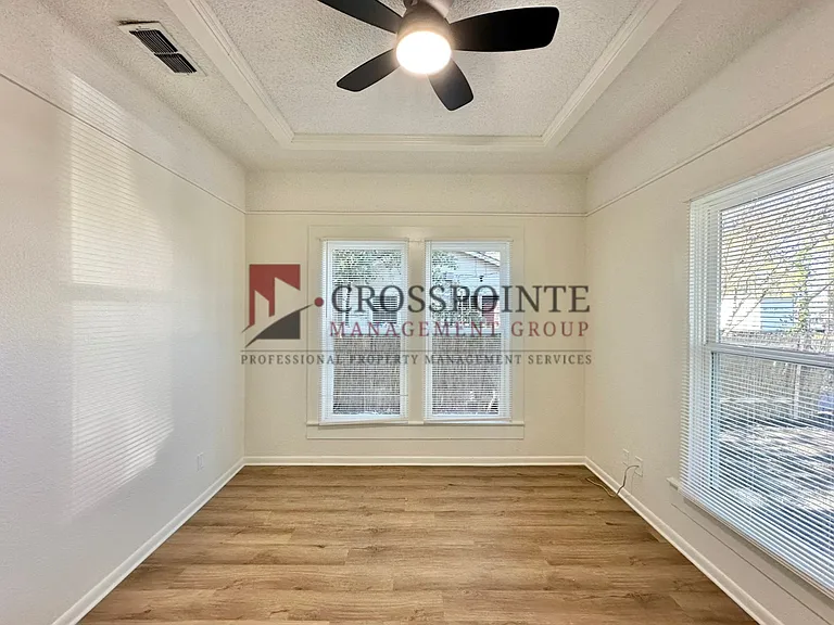 403 E Noble St — Photo 3
