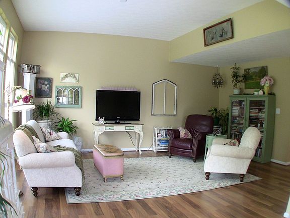 3rd image of 2271 Ferndown Dr