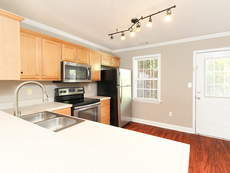 240 Cleveland Rd #440 — Photo 4