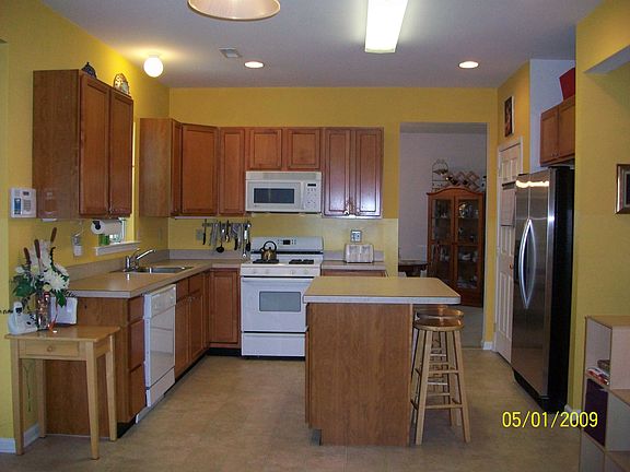 4th image of 663 Leeward St