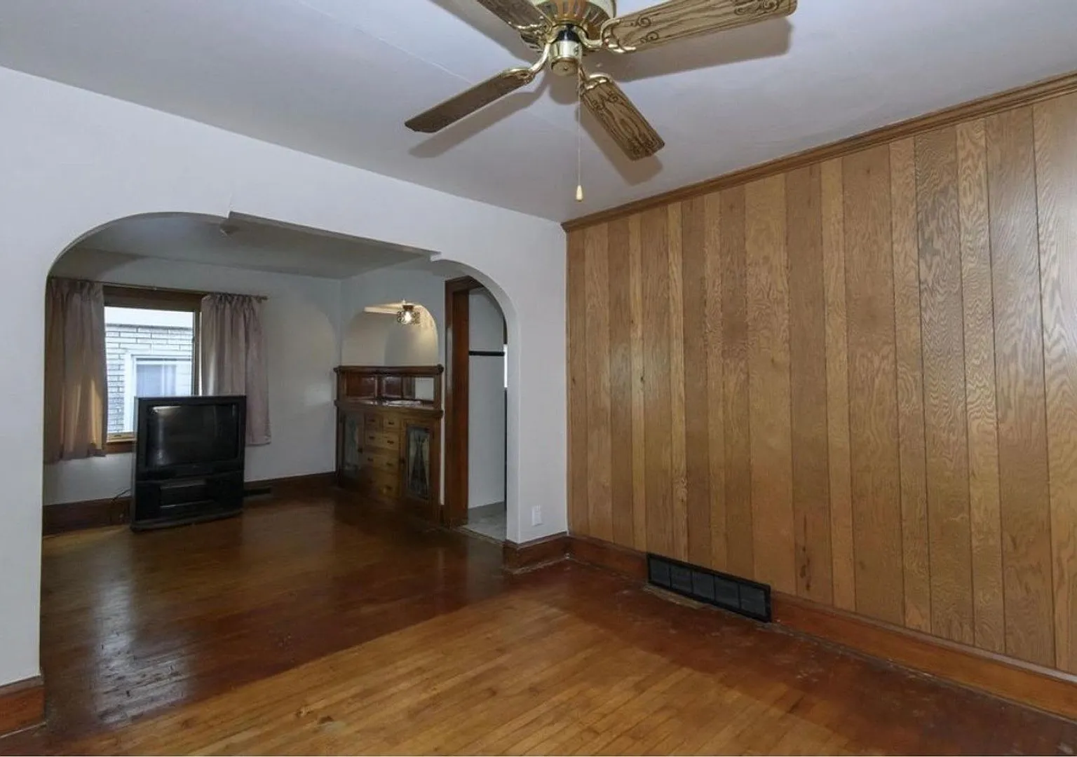 Welcome Home: Stunning 3-Bedroom Single-Family Residence — Photo 3