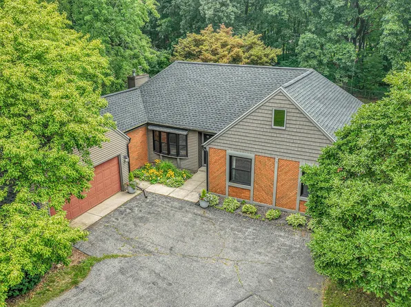 152 Club View Dr, Kalamazoo, MI 49009