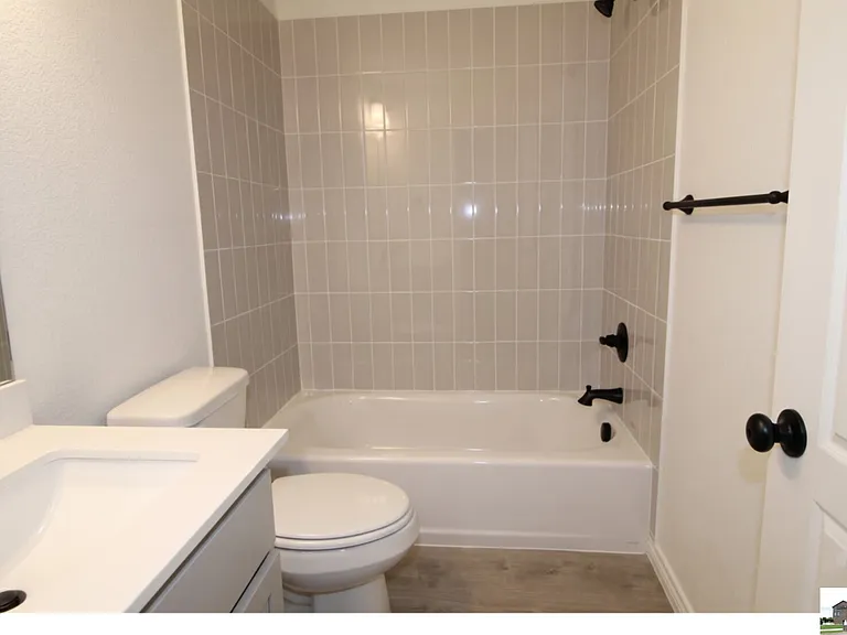 921 Ashwood Dr #A — Photo 8