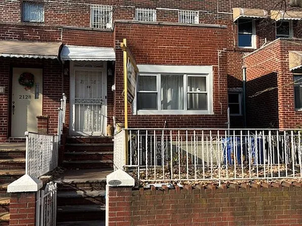 21-26 37th St #1, Astoria, NY 11105