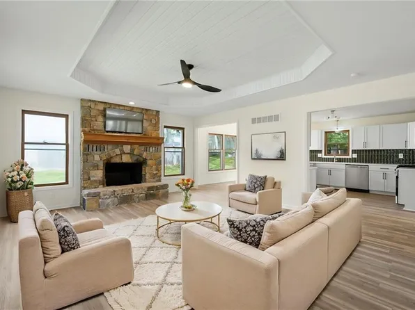 1636 NE Thames Dr, Lees Summit, MO 64086