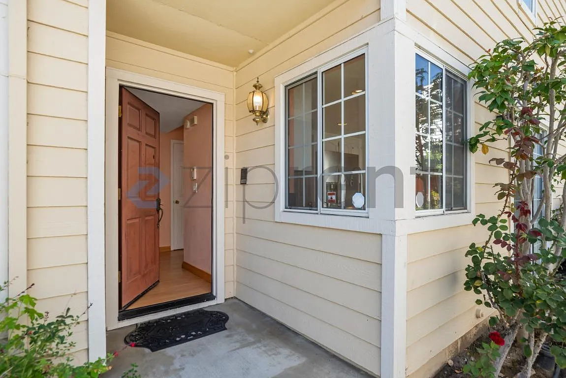 4 bed, 2.5 bath, 1987 sqft, $5,700 — Photo 2