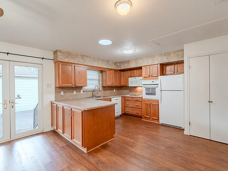 7021 Kingsbury Dr — Photo 4
