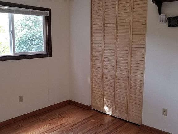 5th image of 17 Woodlawn Ave