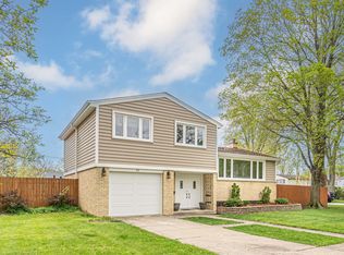 53 Roxbury Ln, Des Plaines, IL 60018