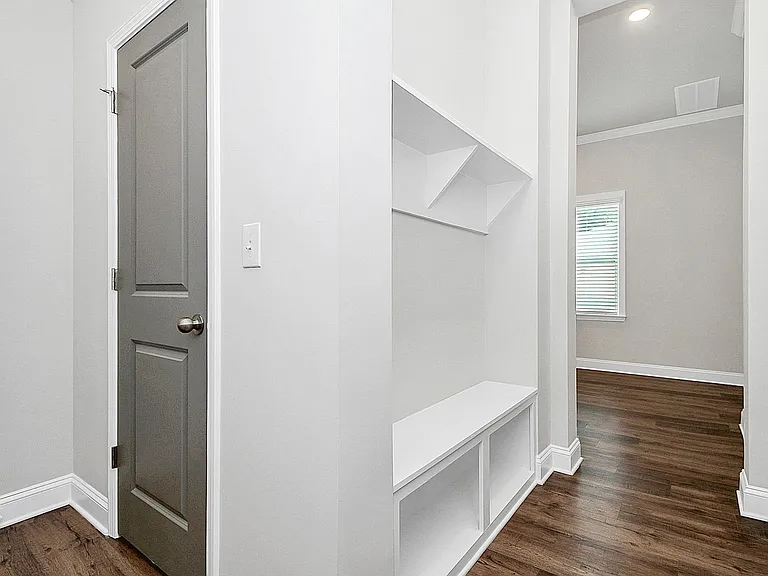 2536 Barry St — Photo 12
