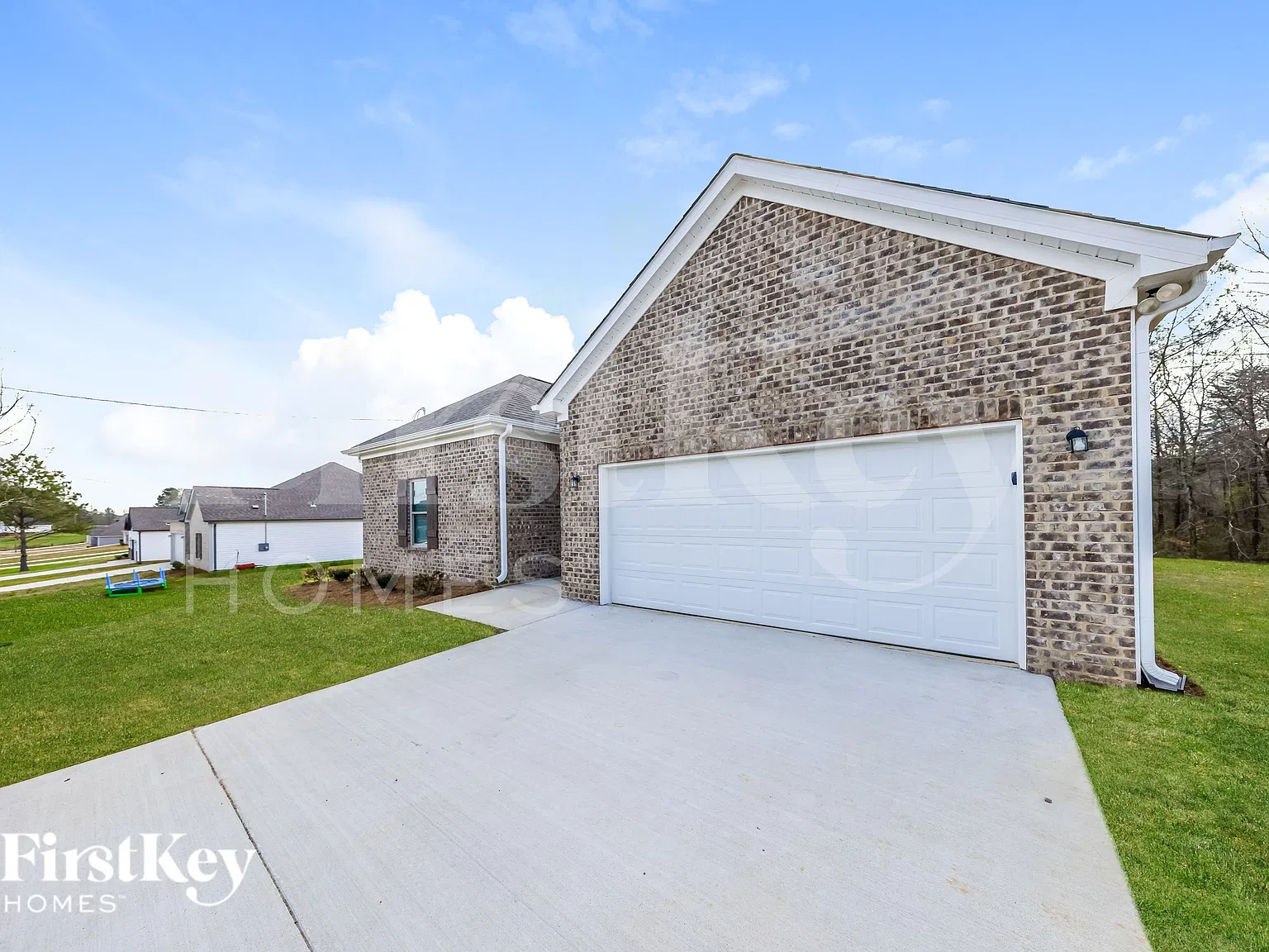 3 bed, 2.0 bath, 1801 sqft, $1,585 — Photo 2