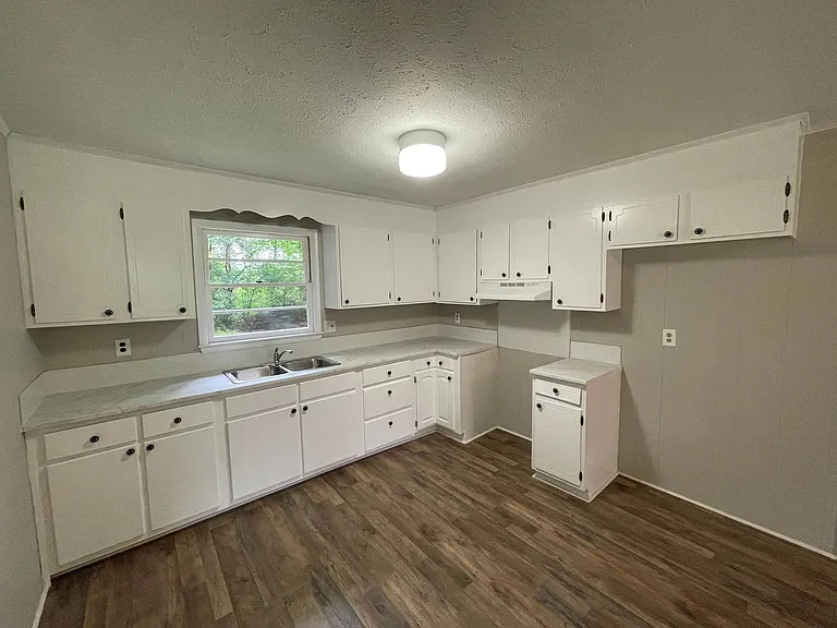 6008 Leo Dr — Photo 4
