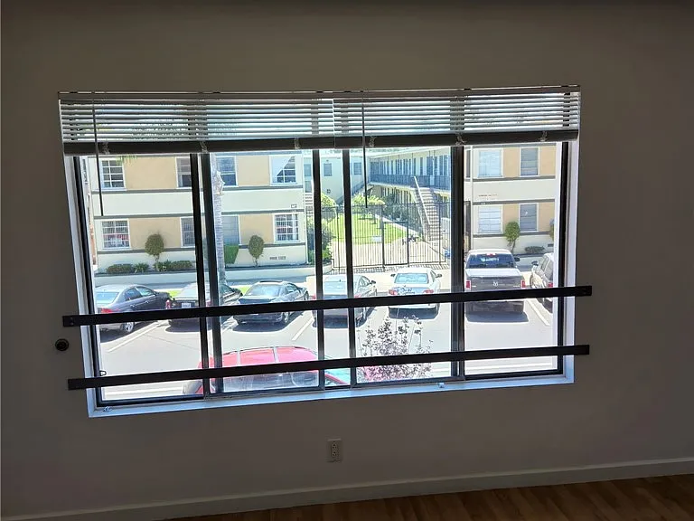 1525 E 2nd St #6 — Photo 4