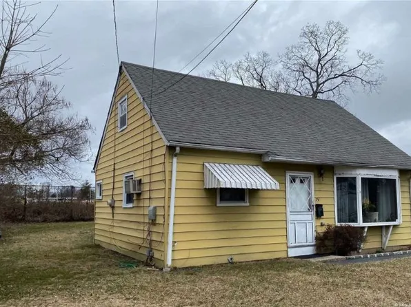71 Parkway Blvd, Wyandanch, NY 11798