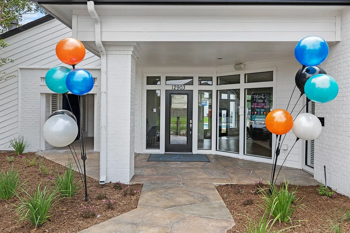 Leasing Center - Mia LXMI Westchase West
