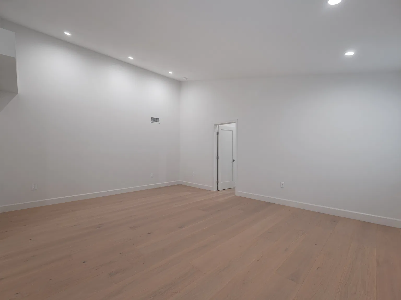 5 bed, 3.5 bath, 2816 sqft, $6,000 — Photo 3