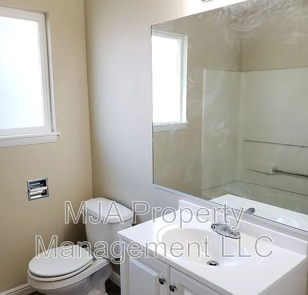 966 W Center St — Photo 12