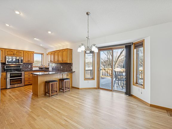 5th image of 634 Chaucer Ln