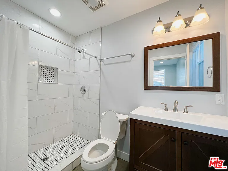 2641 S Budlong Ave #2641 — Photo 11