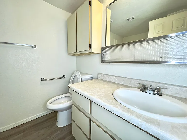 1004 E Goodwin St — Photo 14