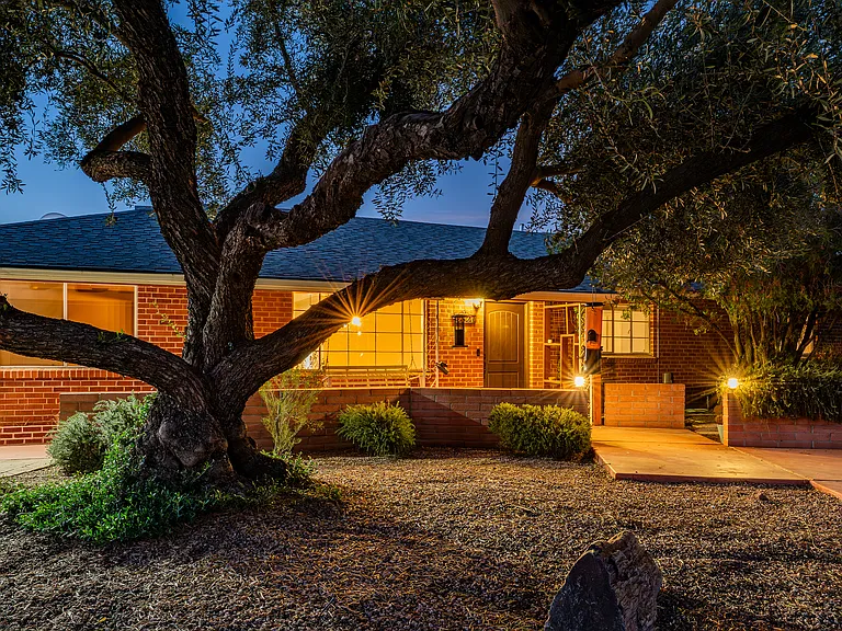 2827 E La Cienega Pl — Photo 45