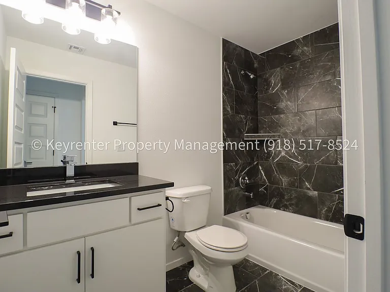 2908 S Redwood Ave — Photo 32