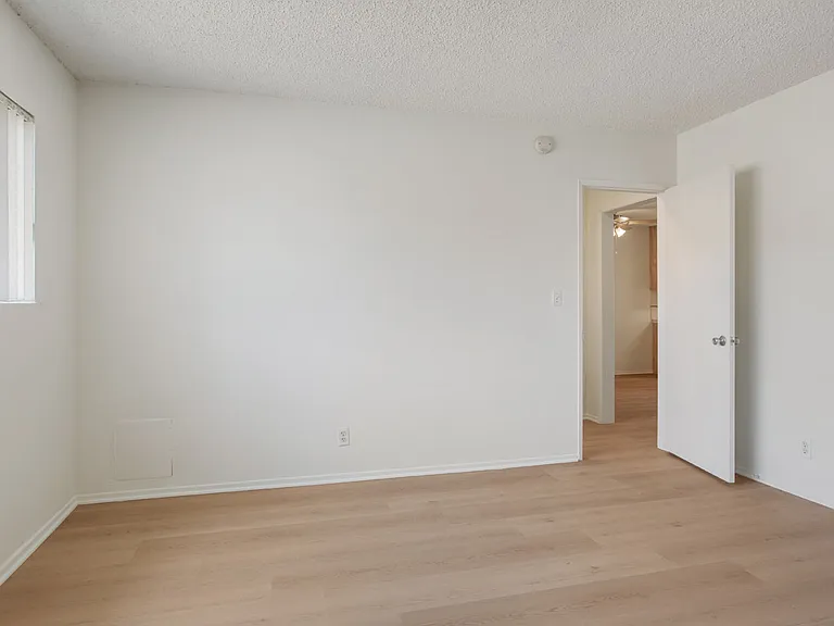1324 Barry Ave #6 — Photo 12