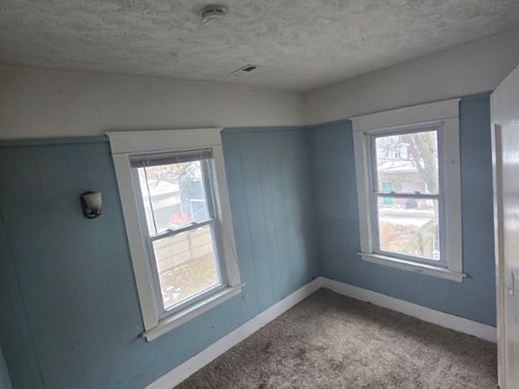 4th image of 1104 Tamarack Ave NW