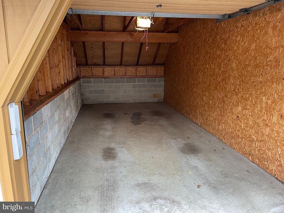 2nd image of 4 Valley Stream Ln