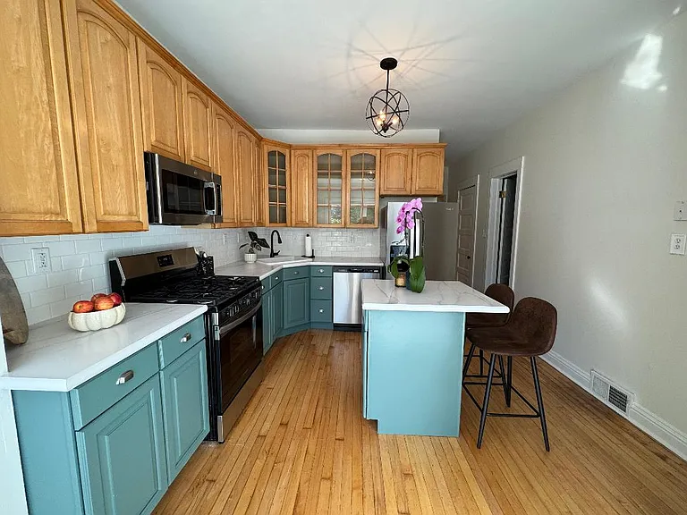 1831 W Nelson St — Photo 12