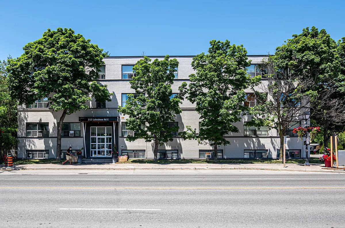 212 Lakeshore Road East — Photo 3