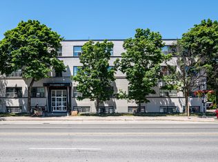 212 Lakeshore Rd E #401, Mississauga, ON L5G 1G4