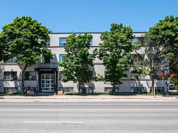 212 Lakeshore Rd E #401, Mississauga, ON L5G 1G4