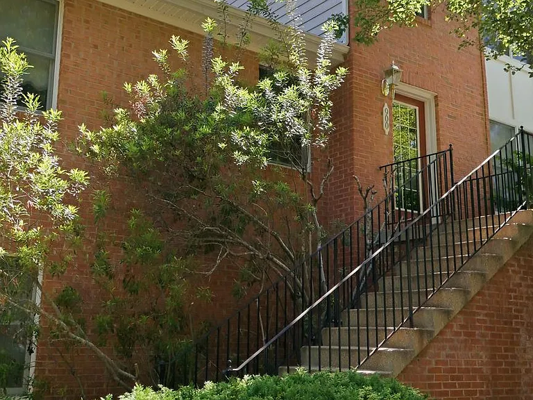 900 Hickory Cir — Photo 1