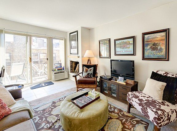 3rd image of 435 W Oakdale Ave APT 4D