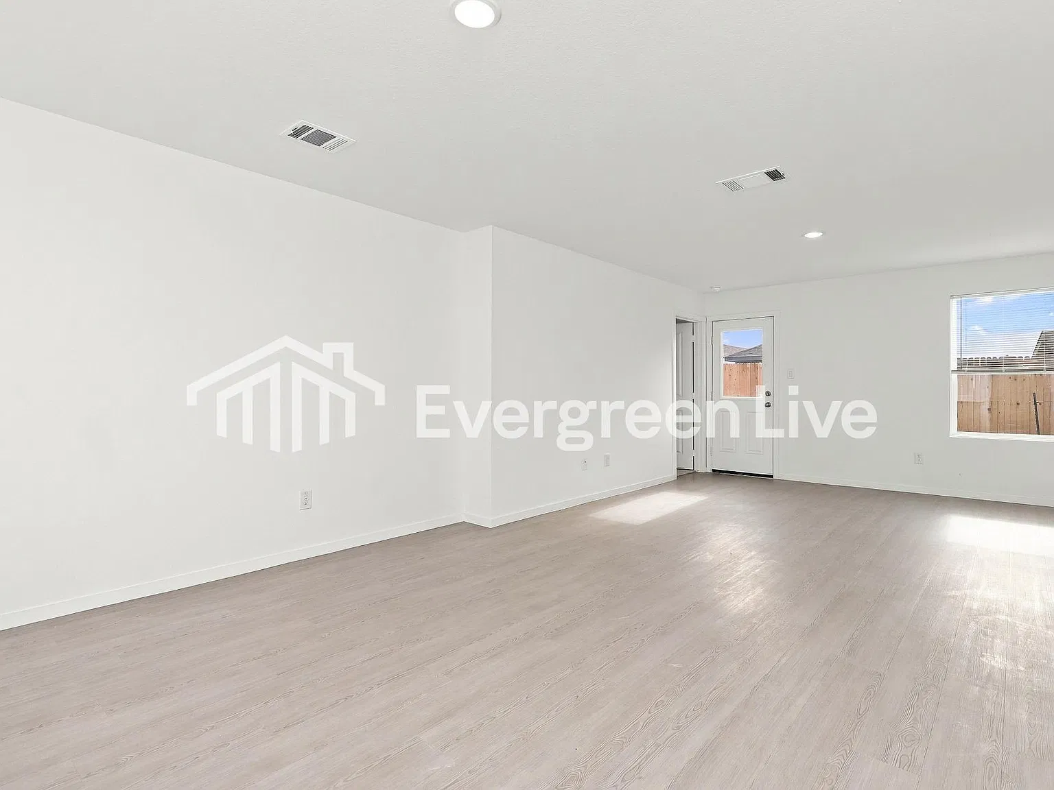 4 bed, 2.0 bath, 1483 sqft, $1,420 — Photo 4