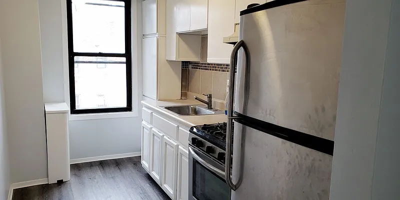 Rented by MCR Realty | media 4