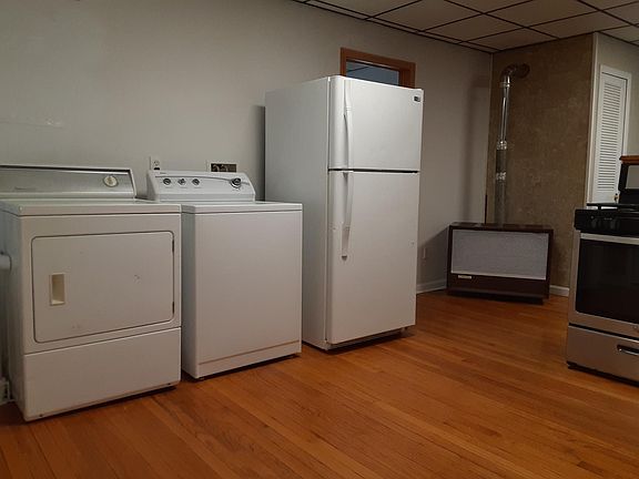 KITCHEN WITH WASHER AND DRYER